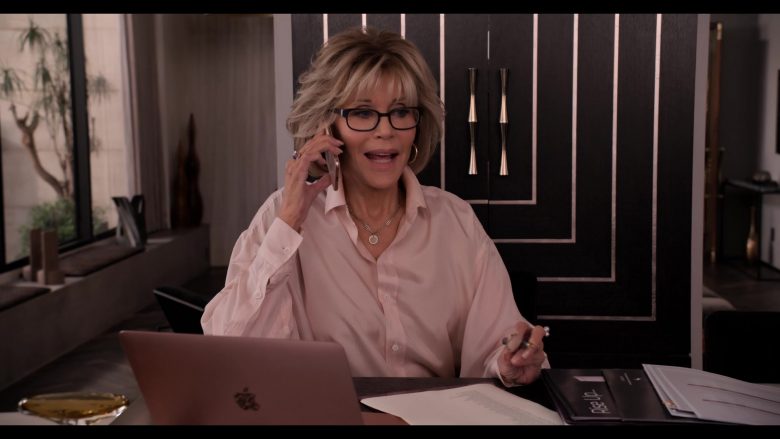 Apple MacBook Laptop Computer Used by Jane Fonda in Grace and Frankie Season 6 Episode 9 The One-At-A-Timing (4)