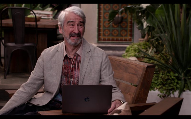 Apple MacBook Laptop Computer Used by Sam Waterston as Sol in Grace and Frankie Season 6 Episode 4 The Funky Walnut (3)