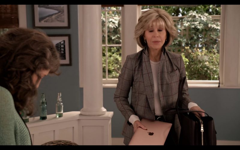 Apple MacBook Laptop Held by Jane Fonda in Grace and Frankie Season 6 Episode 3 The Trophy Wife (2020)