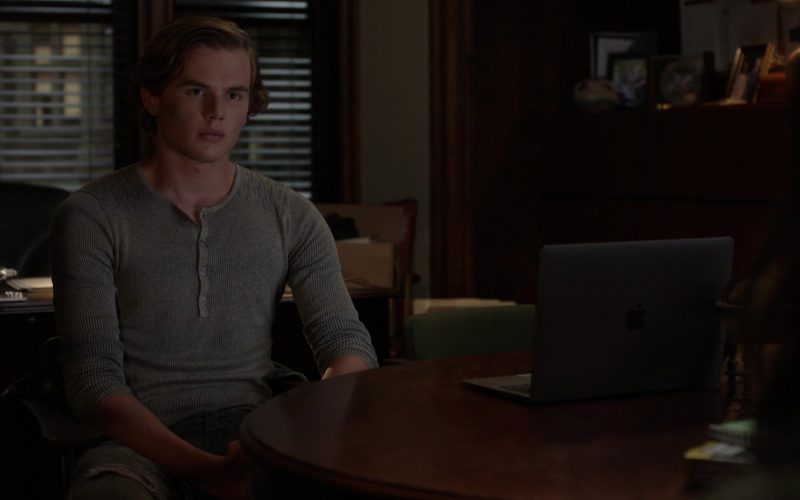 Apple MacBook Laptop Used by Garrett Wareing in Manifest Season 2 Episode 4 (2020)