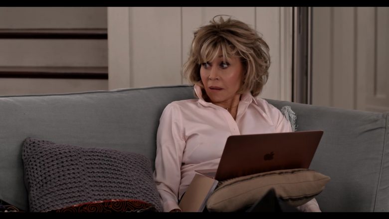 Apple MacBook Laptop Used by Jane Fonda in Grace and Frankie Season 6 Episode 6 The Bad Hearer (3)