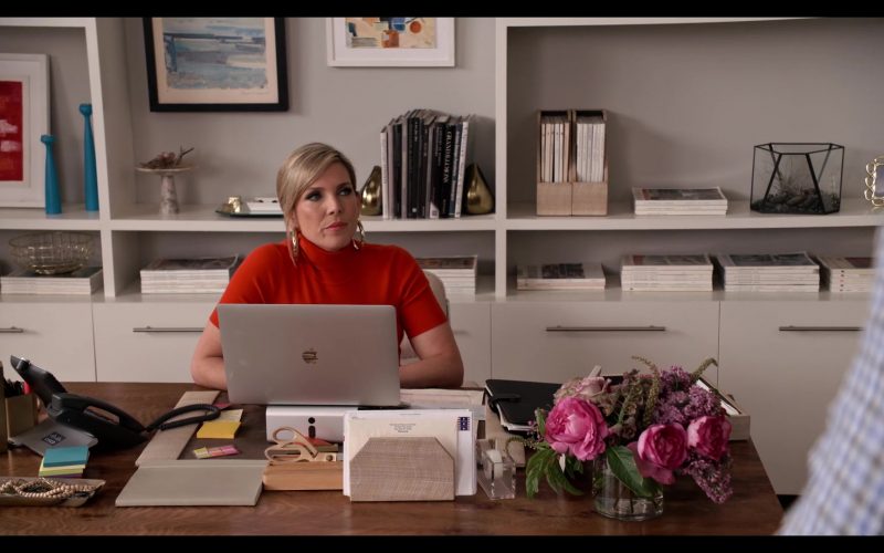 Apple MacBook Laptop Used by June Diane Raphael as Brianna in Grace and Frankie Season 6 Episode 6 The Bad Hearer (1)