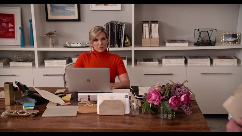 Apple MacBook Laptop Used by June Diane Raphael as Brianna in Grace and Frankie Season 6 Episode 6 The Bad Hearer (3)
