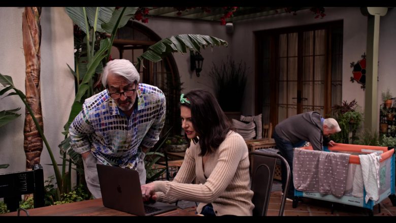 Apple MacBook Laptop Used by Lindsey Kraft as Allison Giampietro-Smikowitz in Grace and Frankie Season 6 Episode 9 (3)