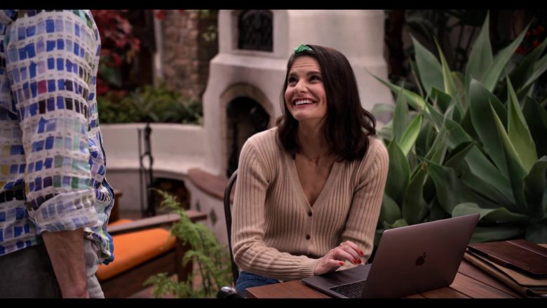Apple MacBook Laptop Used by Lindsey Kraft as Allison Giampietro-Smikowitz in Grace and Frankie Season 6 Episode 9 (4)