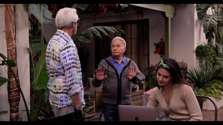 Apple MacBook Laptop Used by Lindsey Kraft as Allison Giampietro-Smikowitz in Grace and Frankie Season 6 Episode 9 (5)