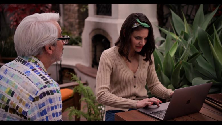 Apple MacBook Laptop Used by Lindsey Kraft as Allison Giampietro-Smikowitz in Grace and Frankie Season 6 Episode 9 (6)