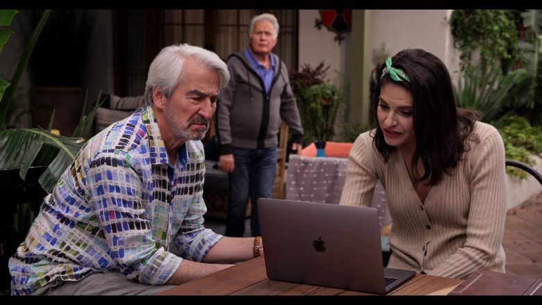 Apple MacBook Laptop Used by Lindsey Kraft as Allison Giampietro-Smikowitz in Grace and Frankie Season 6 Episode 9 (8)