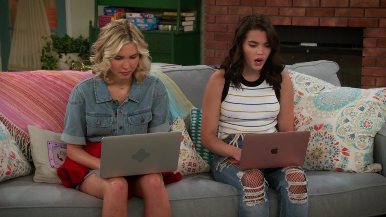 Apple MacBook Laptop Used by Paris Berelc in Alexa & Katie Season 3 Episode 1 1st Day of Junior Year (4)