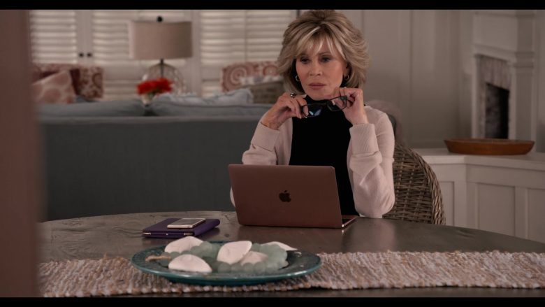 Apple MacBook Rose Gold Laptop Used by Jane Fonda in Grace and Frankie Season 6 Episode 5 The Confessions (1)