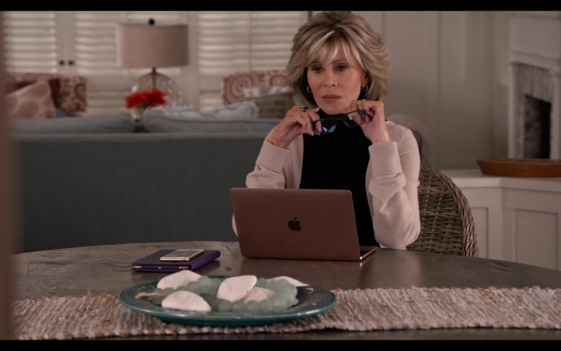 Apple MacBook Rose Gold Laptop Used by Jane Fonda in Grace and Frankie Season 6 Episode 5 The Confessions (1)