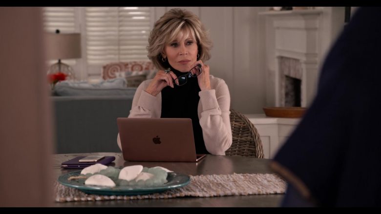 Apple MacBook Rose Gold Laptop Used by Jane Fonda in Grace and Frankie Season 6 Episode 5 The Confessions (2)