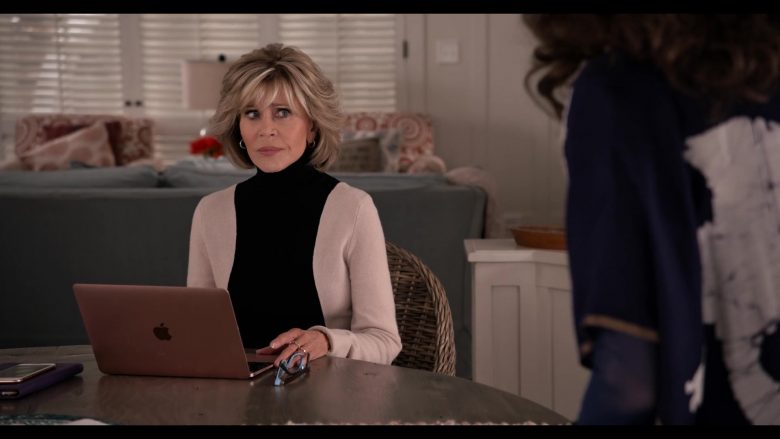 Apple MacBook Rose Gold Laptop Used by Jane Fonda in Grace and Frankie Season 6 Episode 5 The Confessions (3)
