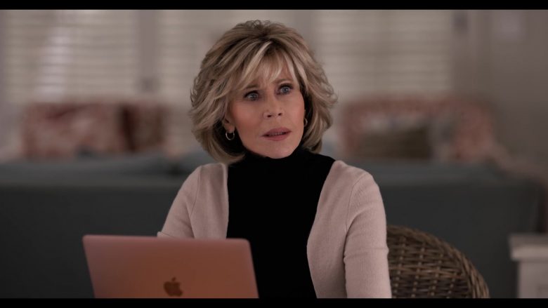 Apple MacBook Rose Gold Laptop Used by Jane Fonda in Grace and Frankie Season 6 Episode 5 The Confessions (4)