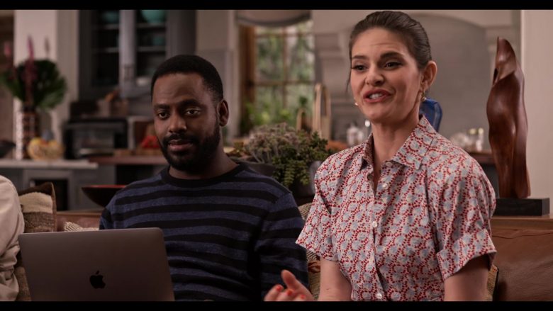 Apple Macbook Pro With Touch Bar Used by Baron Vaughn as Nwabudike ‘Bud' Bergstein in Grace and Frankie Season 6 (4)