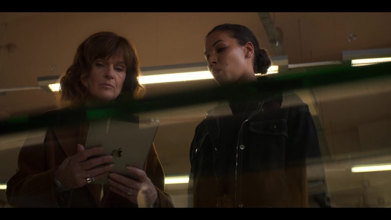 Apple iPad Tablet Used by Siobhan Finneran as DS Johanna Griffin in The Stranger Episode 4 (2020)