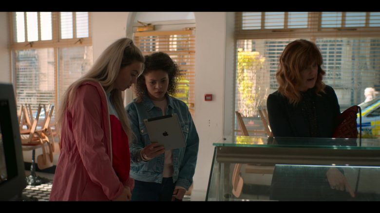 Apple iPad Tablet in The Stranger Episode 6 (2020)