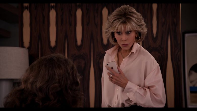 Apple iPhone Mobile Phone Used by Jane Fonda in Grace and Frankie Season 6 Episode 9 The One-At-A-Timing (2)