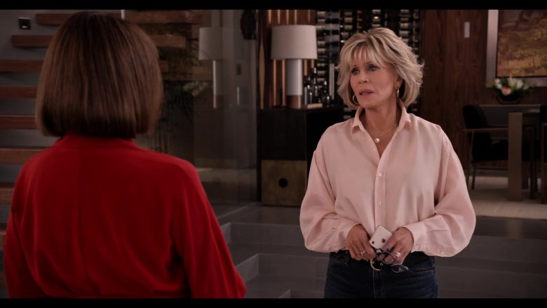 Apple iPhone Mobile Phone Used by Jane Fonda in Grace and Frankie Season 6 Episode 9 The One-At-A-Timing (3)