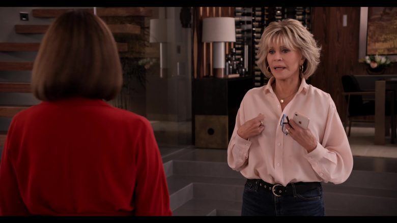 Apple iPhone Mobile Phone Used by Jane Fonda in Grace and Frankie Season 6 Episode 9 The One-At-A-Timing (4)