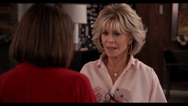 Apple iPhone Mobile Phone Used by Jane Fonda in Grace and Frankie Season 6 Episode 9 The One-At-A-Timing (5)