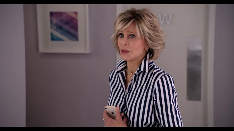 Apple iPhone Smartphone Held by Jane Fonda in Grace and Frankie Season 6 Episode 10 The Scent (1)