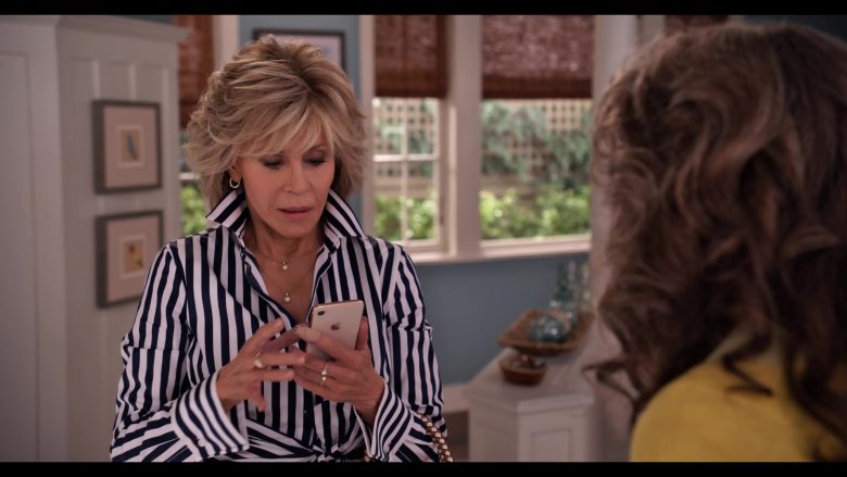 Apple iPhone Smartphone Held by Jane Fonda in Grace and Frankie Season 6 Episode 10 The Scent (2)