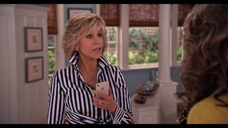 Apple iPhone Smartphone Held by Jane Fonda in Grace and Frankie Season 6 Episode 10 The Scent (3)