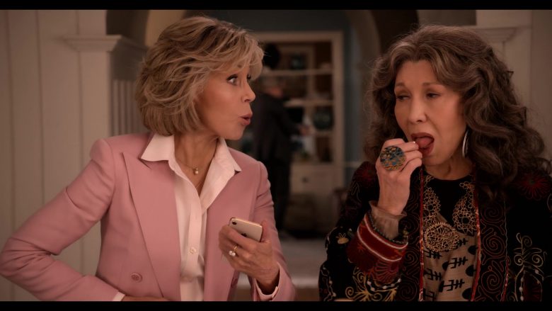 Apple iPhone Smartphone Held by Jane Fonda in Grace and Frankie Season 6 Episode 6 The Bad Hearer (1)