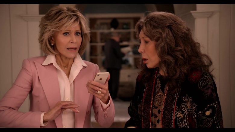 Apple iPhone Smartphone Held by Jane Fonda in Grace and Frankie Season 6 Episode 6 The Bad Hearer (3)