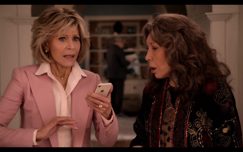 Apple iPhone Smartphone Held by Jane Fonda in Grace and Frankie Season 6 Episode 6 The Bad Hearer (3)
