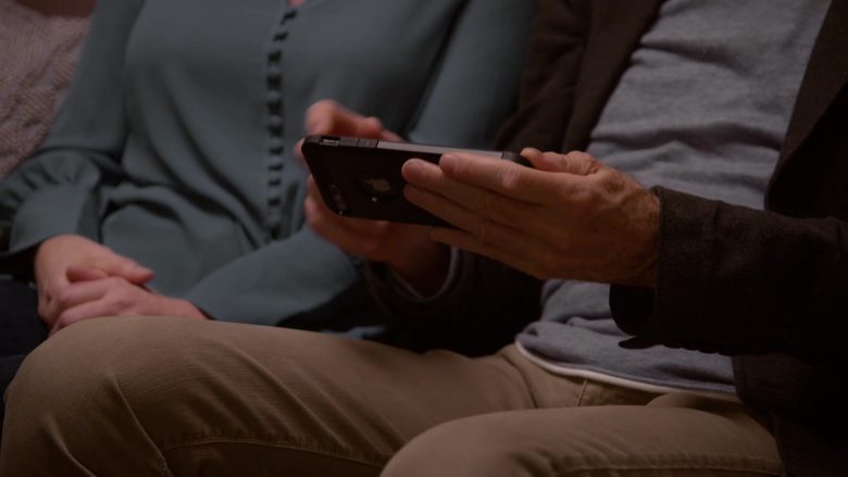 Apple iPhone Smartphone Held by Larry David in Curb Your Enthusiasm Season 10 Episode 2 (1)