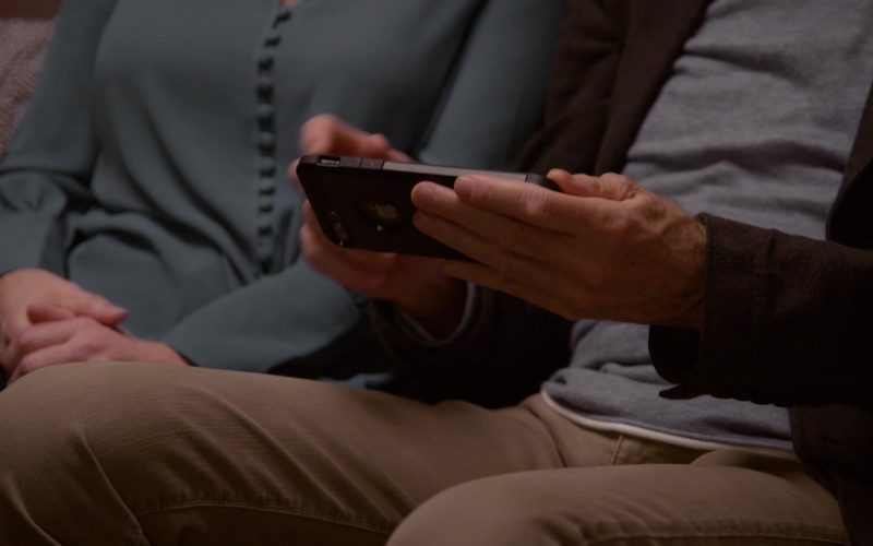 Apple iPhone Smartphone Held by Larry David in Curb Your Enthusiasm Season 10 Episode 2 (1)