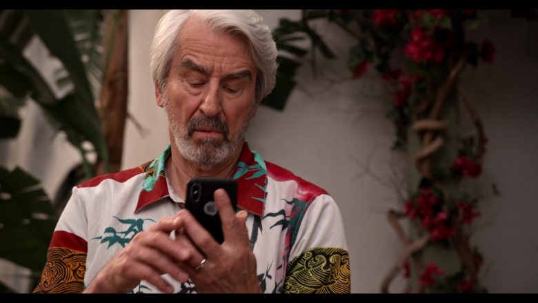 Apple iPhone Smartphone Held by Sam Waterston as Sol in Grace and Frankie Season 6 Episode 11 The Laughing Stock (1)