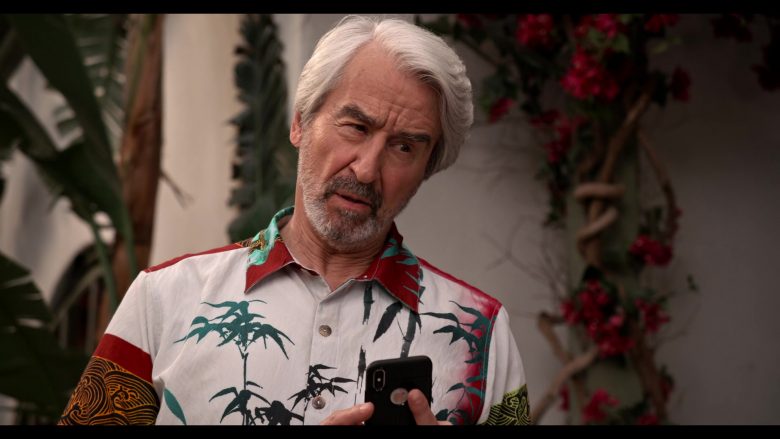 Apple iPhone Smartphone Held by Sam Waterston as Sol in Grace and Frankie Season 6 Episode 11 The Laughing Stock (2)