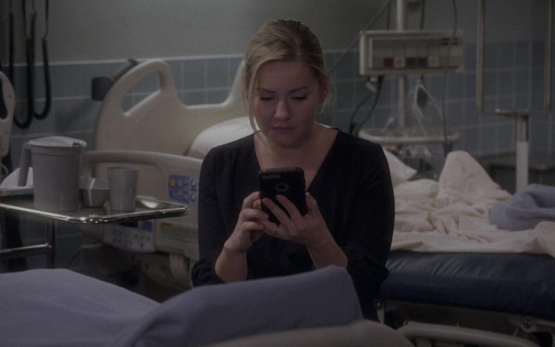 Apple iPhone Smartphone Used by Elisha Cuthbert as Abby Phillips-Bennett in The Ranch Season 4 Episode 14 (2020)