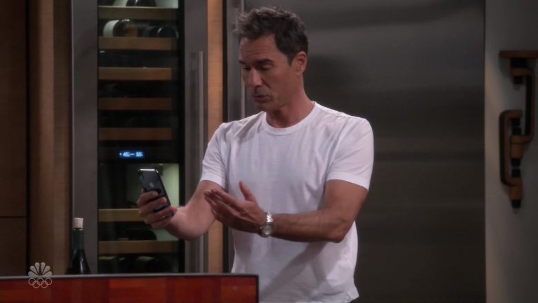 Apple iPhone Smartphones in Will & Grace Season 11 Episode 6 Performance Anxiety (2)