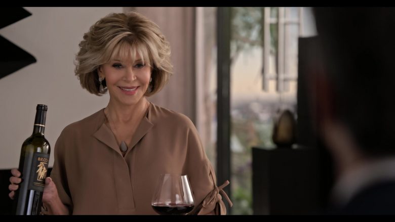BR Cohn Wine Bottle Held by Jane Fonda in Grace and Frankie Season 6 Episode 2 The Rescue (6)