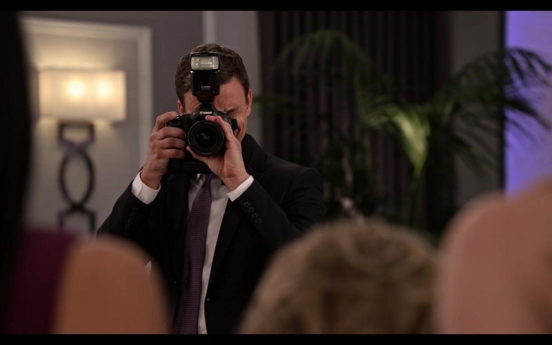 Canon Camera in Grace and Frankie Season 6 Episode 3 The Trophy Wife (2)
