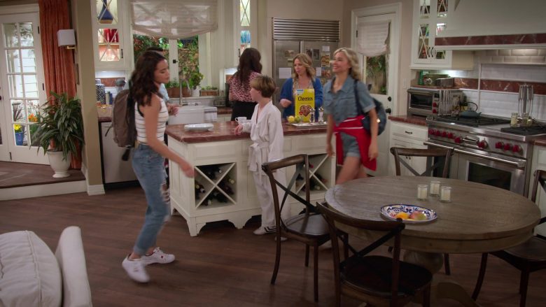 Cheerios Cereal in Alexa & Katie Season 3 Episode 1 1st Day of Junior Year (1)
