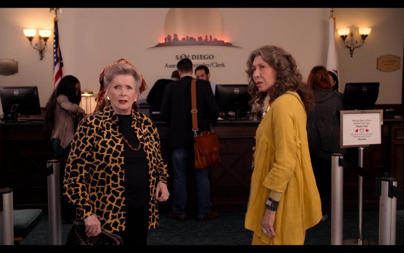 Dell All-In-One Computers in Grace and Frankie Season 6 Episode 10 The Scent (2)