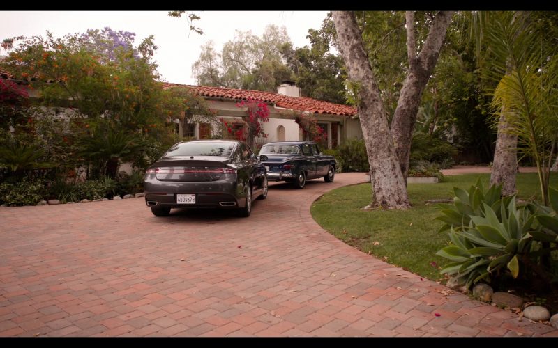 Lincoln Car in Grace and Frankie Season 6 Episode 1 The Newlyweds (1)