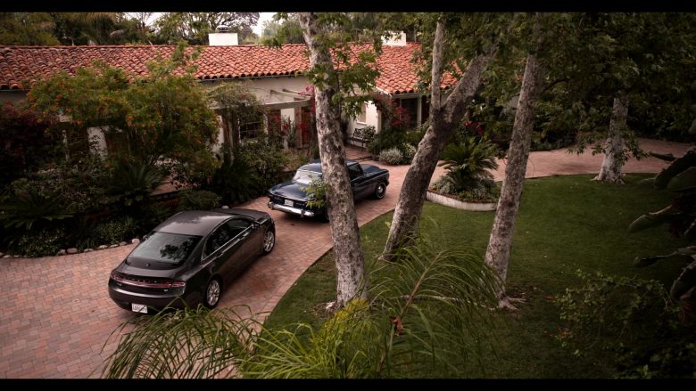 Lincoln Car in Grace and Frankie Season 6 Episode 1 The Newlyweds (2)