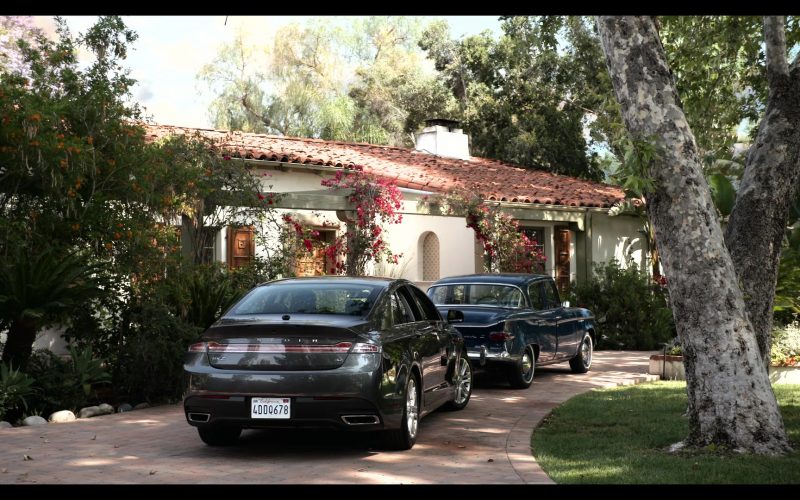 Lincoln MKZ 3.7 Car in Grace and Frankie Season 6 Episode 2 The Rescue