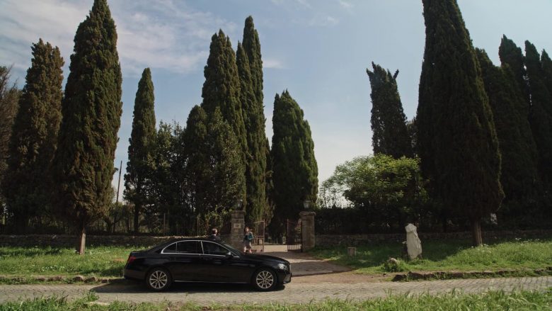 Mercedes-Benz Car in The New Pope Season 1 Episode 6 (1)