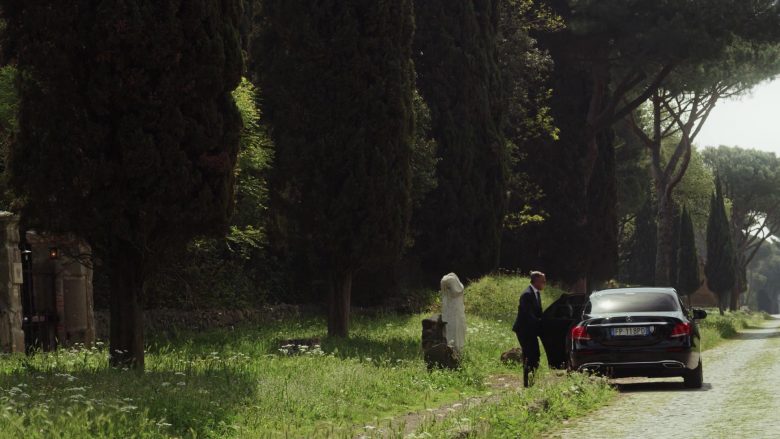 Mercedes-Benz Car in The New Pope Season 1 Episode 6 (2)