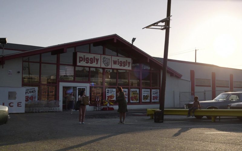 Piggly Wiggly Supermarket in Little America Season 1 Episode 5 The Baker (1)