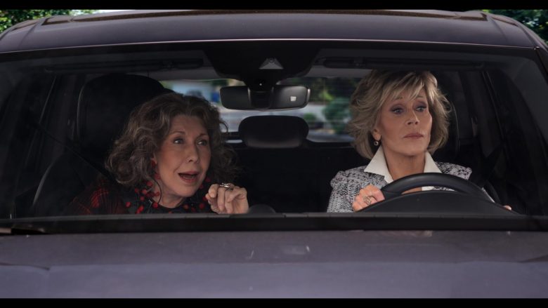 Porsche Cayenne SUV Used by Jane Fonda in Grace and Frankie Season 6 Episode 11 The Laughing Stock (3)