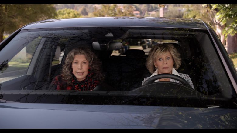 Porsche Cayenne SUV Used by Jane Fonda in Grace and Frankie Season 6 Episode 11 The Laughing Stock (4)
