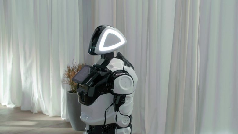 Promobot V.4 Robot in Modern Family Season 11 Episode 10 The Prescott (6)